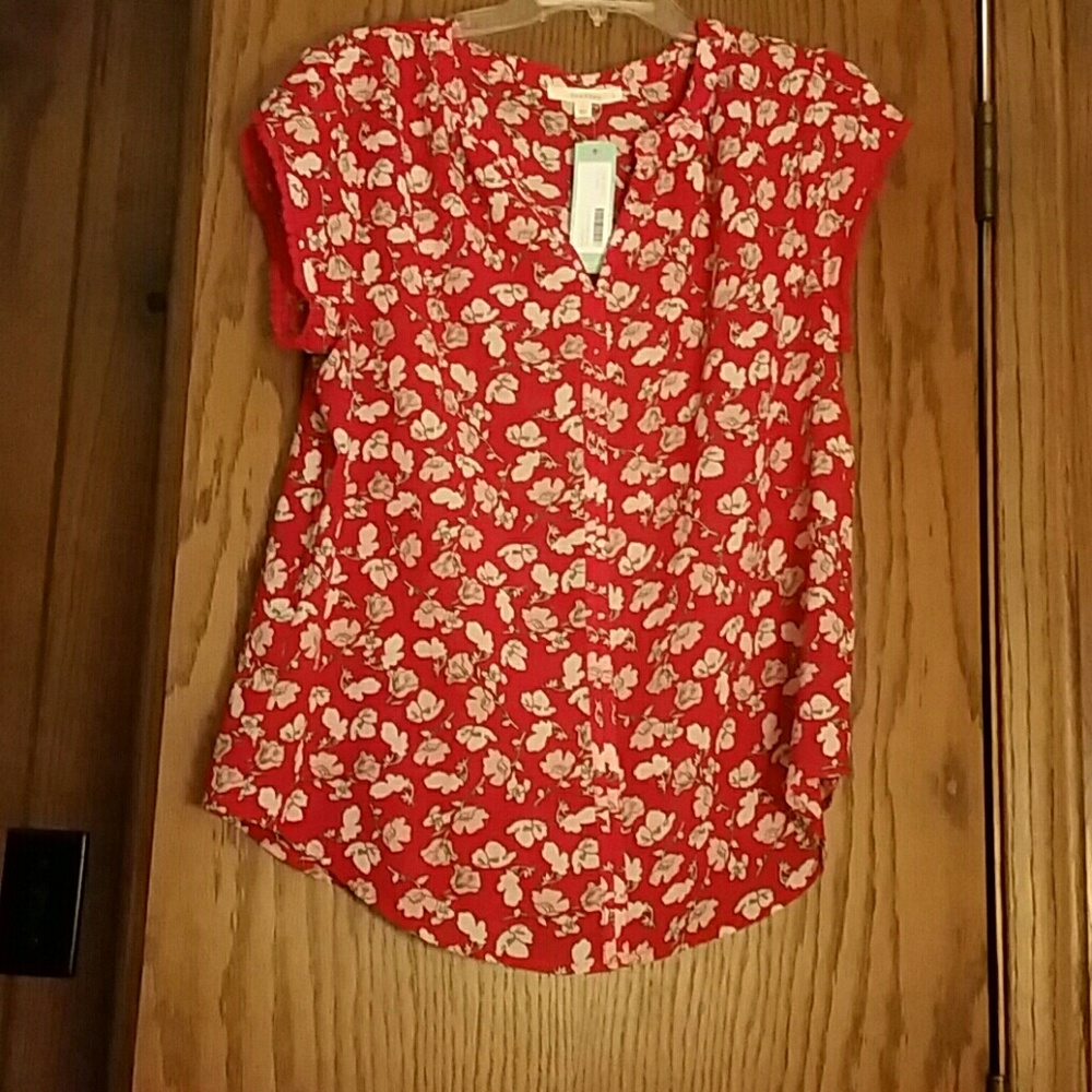 Fun2fun large red and white floral stitch fix top.